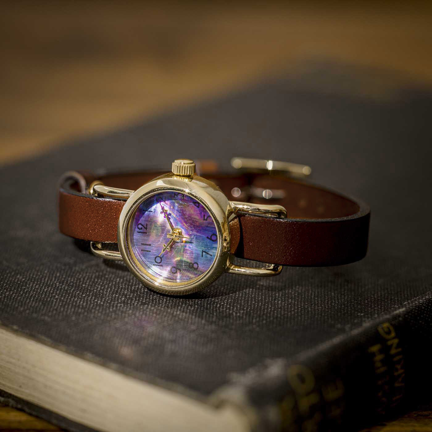 ＆Stories|滋賀の時計職人が手掛けた 神秘のオーロラが美しい 螺鈿（らでん）の腕時計〈マホガニーブラウン〉