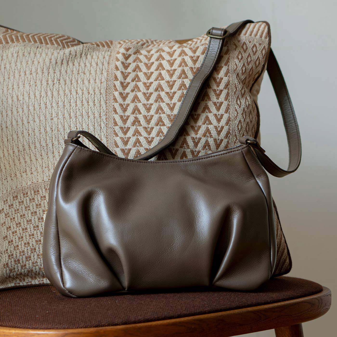 ＆Stories|鞄職人とお母さんが作った 職人本革のパルトゥネールバッグ〈文人茶色〉|プランナーDAIKIが母の願いを形にした、理想の革鞄。母への細かいヒアリングから出た希望に、鞄デザイナーの小林さんが完璧に応えてくれました。