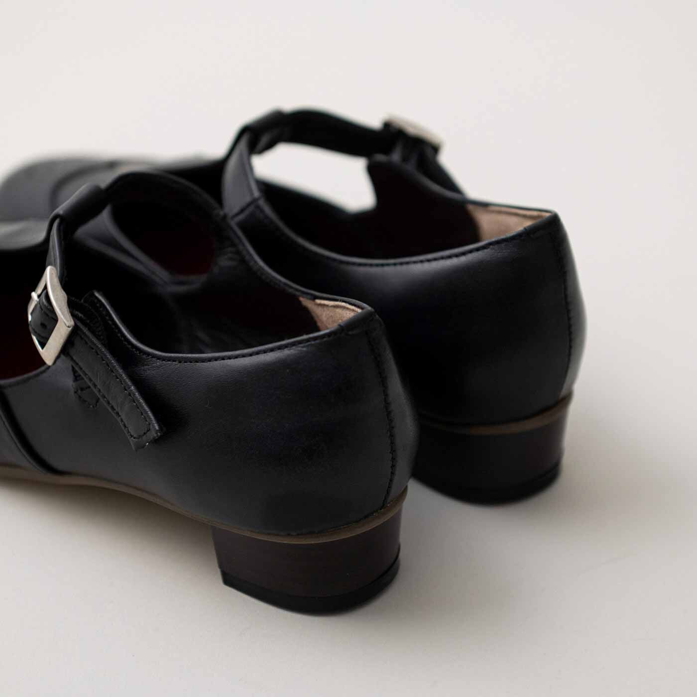 ＆Stories|靴デザイナーが欲しかった　職人本革のライトステップシューズ〈ブラック〉|履きやすく脱ぎやすいゴム付きのストラップは調節可能。