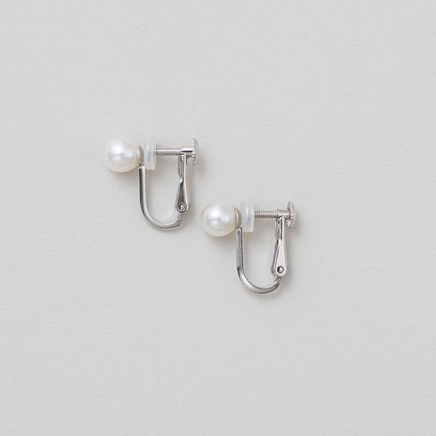 ＆Stories|神戸の老舗真珠メーカーが手掛けた 淡水パールの耳飾り|〈イヤリング〉タイプは、シルバー925の金具を使用。パールの輝きを邪魔しない、控え目な存在感がポイントです。