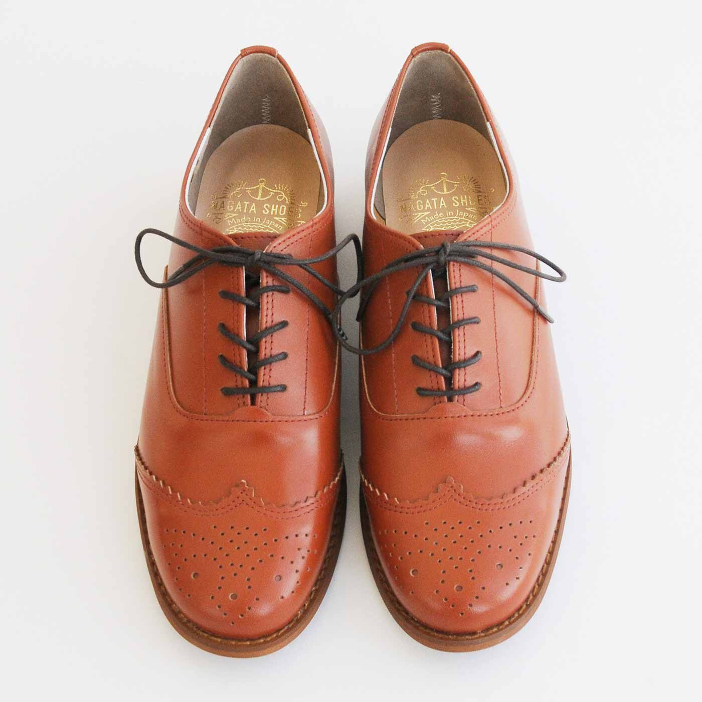 ＆Stories|長田靴職人が叶えた 本革ハーフウィングチップ〈マロン〉[本革 靴：日本製]|WEB限定のライトブラウンは、落ち着いた上品な色み。ウイングチップらしい、こなれた雰囲気を演出してくれます。