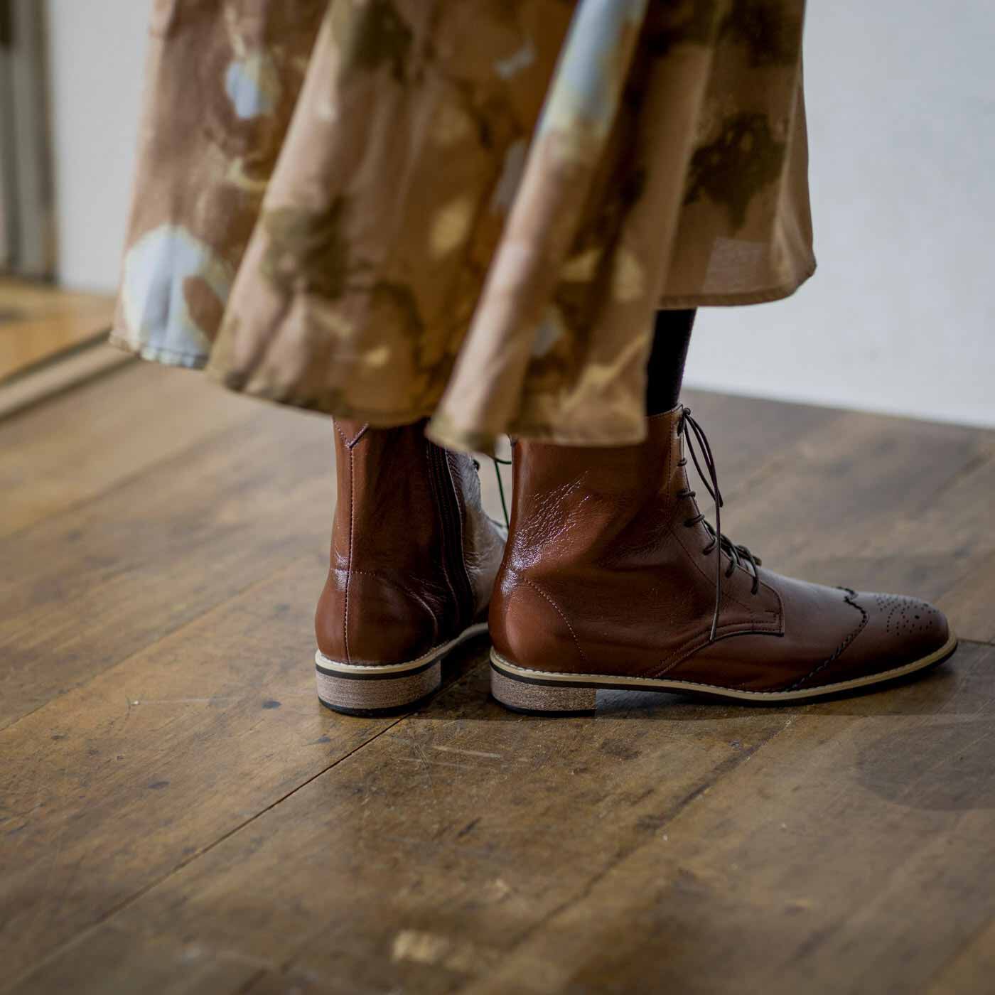 ＆Stories|長田の靴職人が作った　職人本革のウィングチップブーツ〈レッドブラウン〉|全方位どこから見ても美しく、特に足首のラインは後ろ姿まで完璧です。