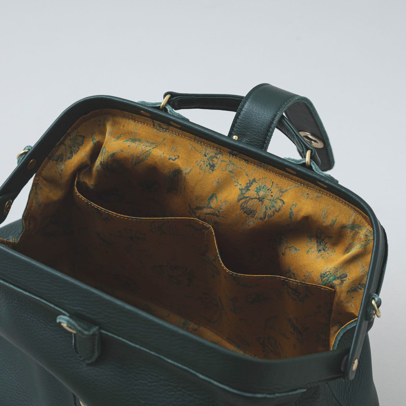 ＆Stories|プランナー山猫が作った 職人本革のミドルダレス〈フォレストグリーン〉|鞄の中には内ポケットが2個あります。