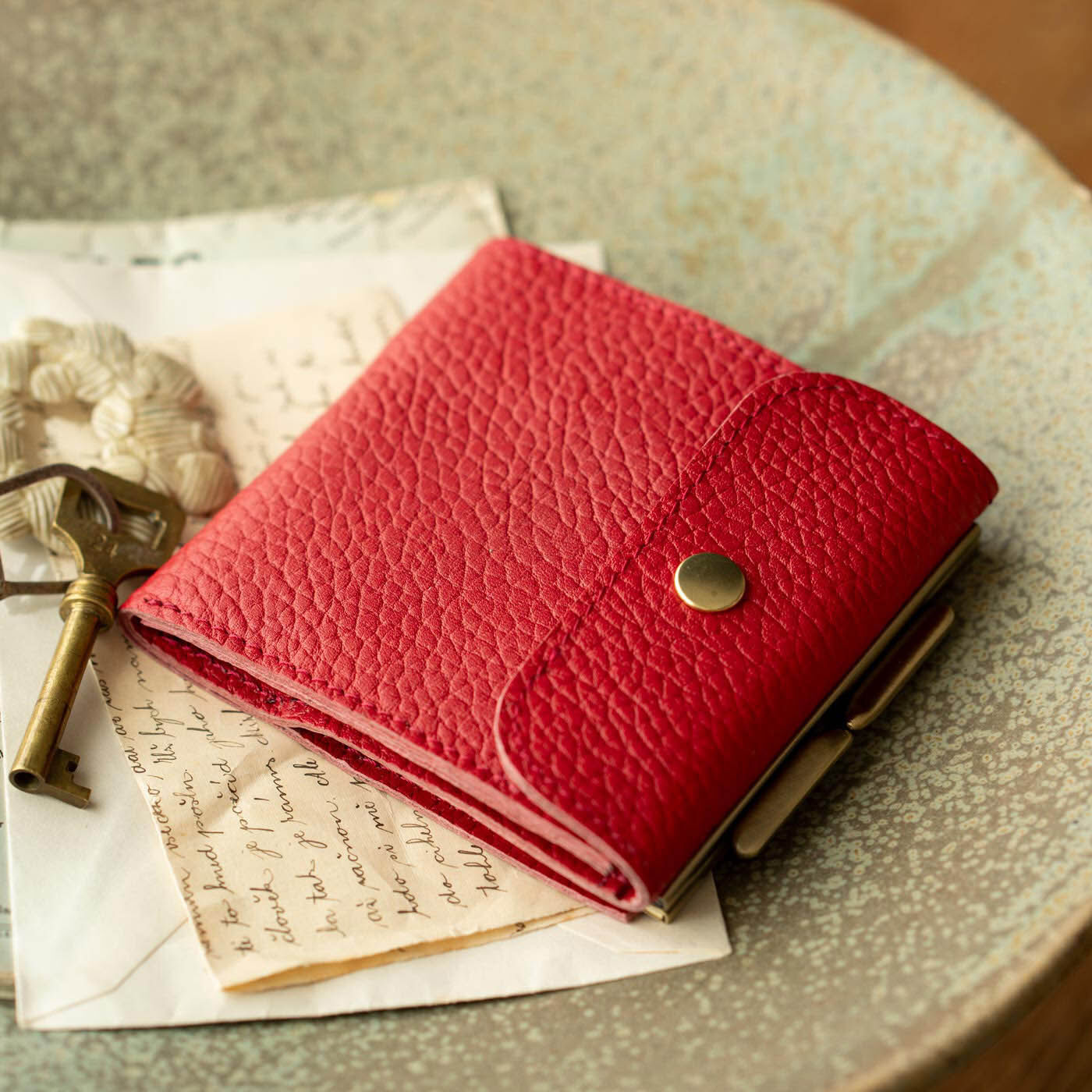 ＆Stories|福岡の鞄作家が作った 職人本革のエンベロープウォレット〈ストロベリー色〉|福岡の鞄職人・岡さんの、コンパクトなふたつ折り財布。