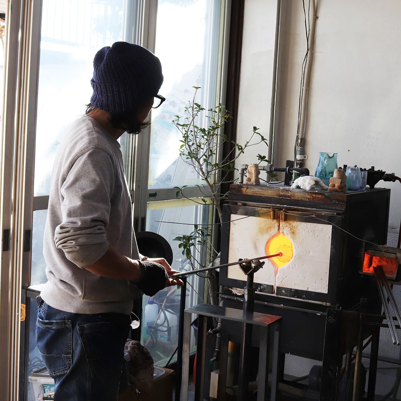 ＆Stories|小田原のガラス職人が作った　オーロラが溶け込んだ宙吹き風鈴|風鈴はすべて、ガラス作家・岩沢達さんによる宙吹きガラスで仕上げられたもの。