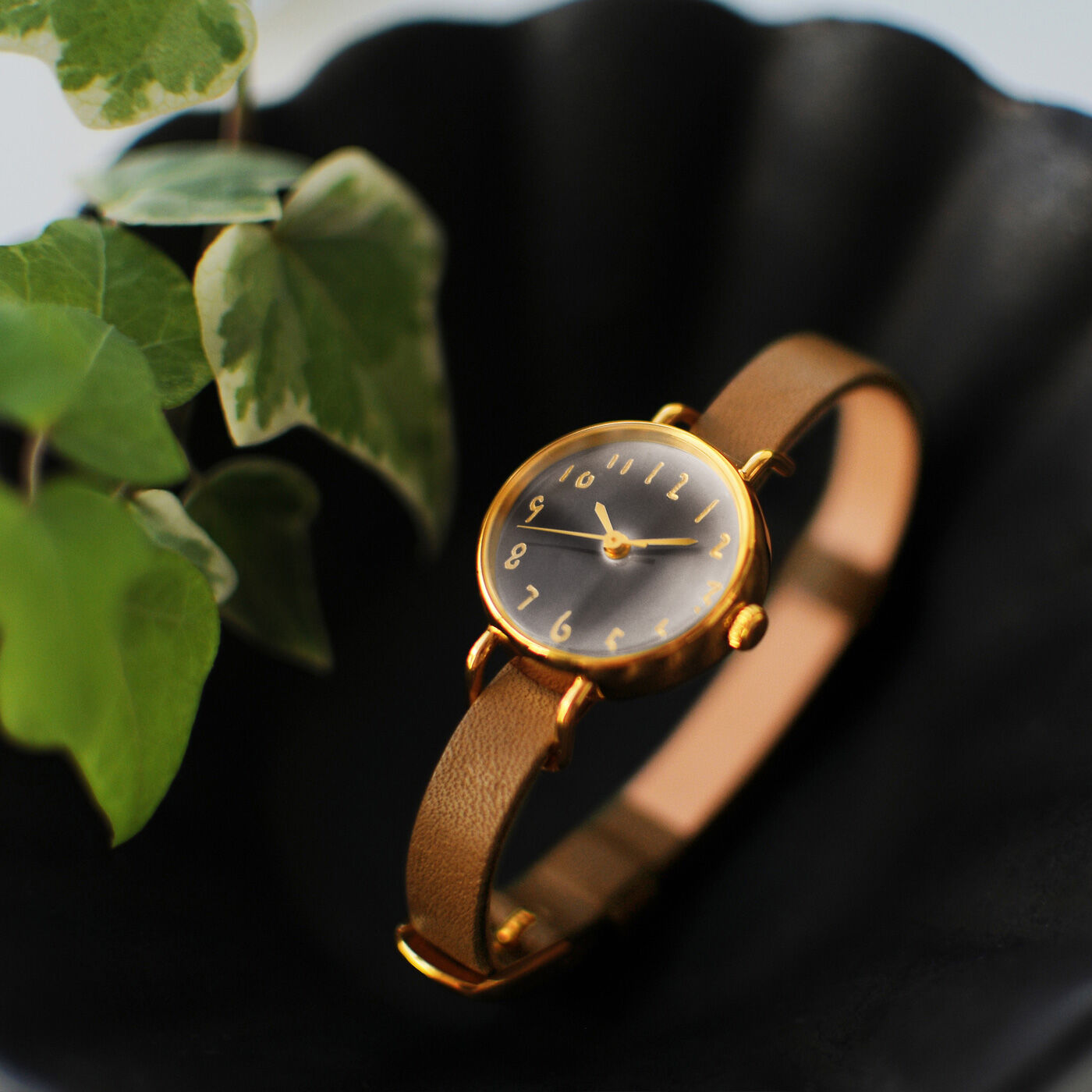＆Stories|金沢の時計職人が手掛けた　想い出の珈琲に見惚れる腕時計（モカ色）|珈琲時間をふと思い出すことができる時計を、金沢にある時計工房と一緒に作りました。