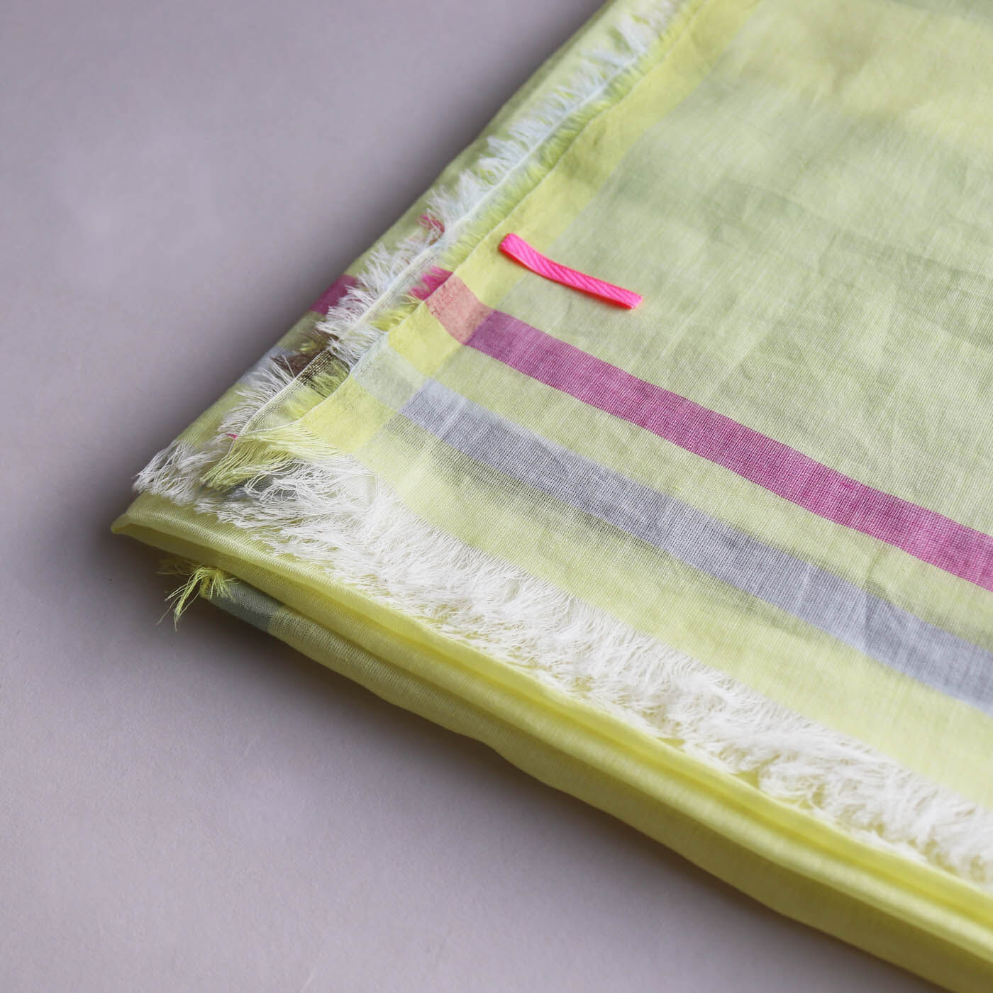 ＆Stories|テキスタイルデザイナーと作った 播州織のそよ風みたいなストール 〈レモンイエロー〉|コンピュータージャカードの高い技術で織り上げる繊細さが魅力です。