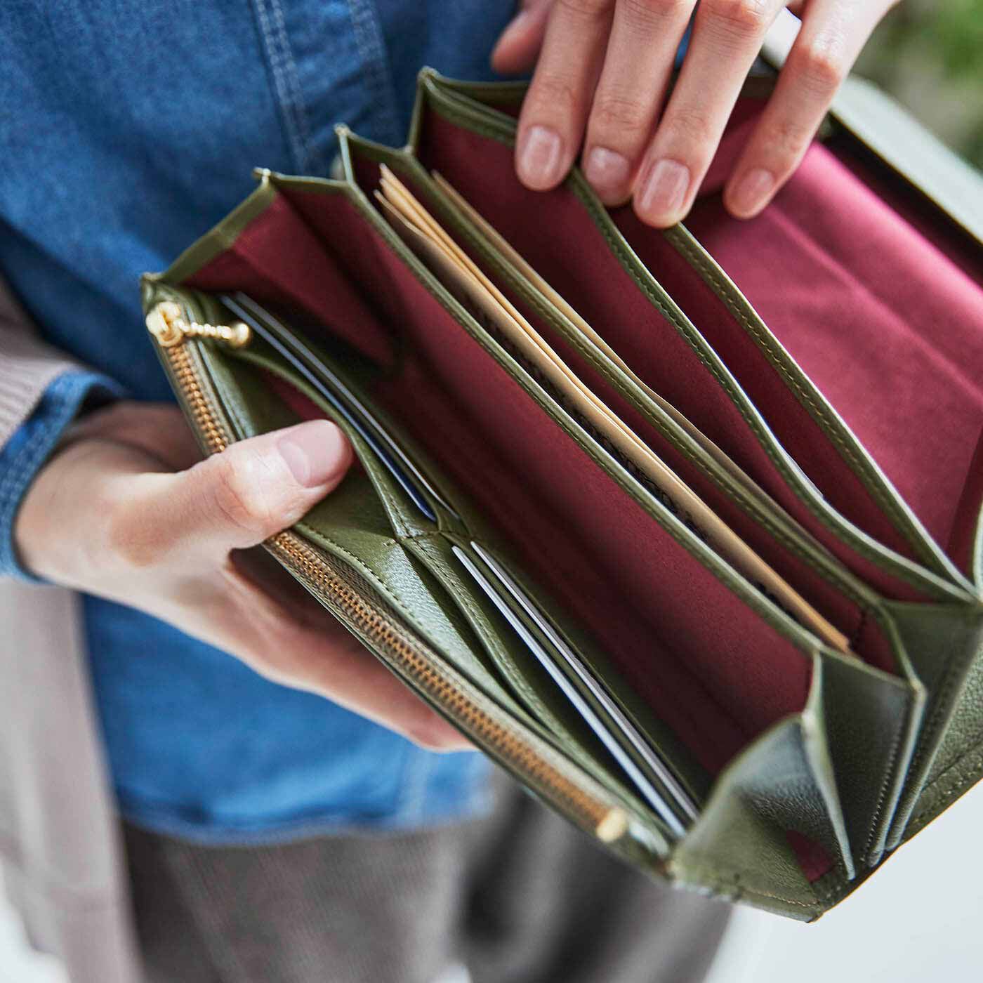 ＆Stories|財布職人と作った 職人本革のギャルソンウォレット〈オリーブ色〉|外国のレストランで、ギャルソンがテーブルで会計をするときのお財布を参考にしています。