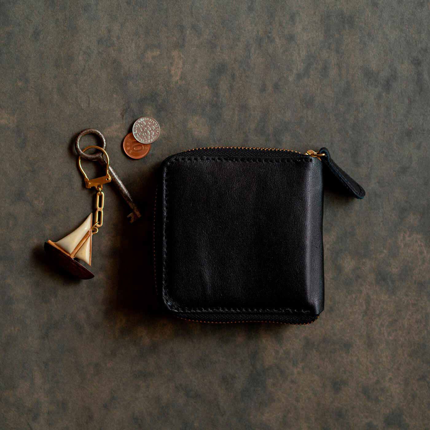 ＆Stories|福岡の鞄作家と作った 職人本革のラウンドジップ折り財布〈ブラック〉|福岡の鞄作家・岡政孝さんに、「以前作ったラウンドジップ財布をアップデートしませんか？」とお声かけしたところ、想像の上をいく折り財布が誕生しました。