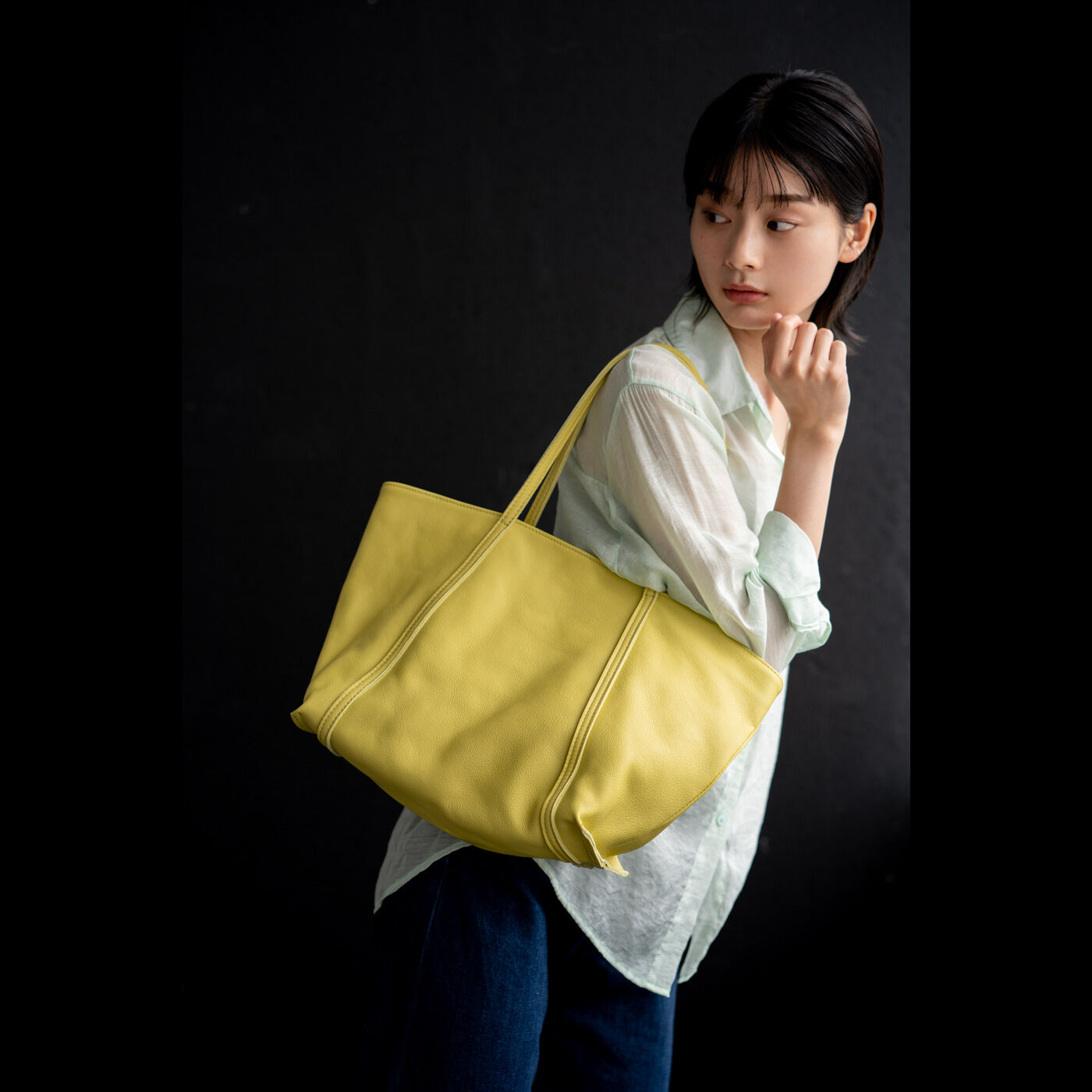 ＆Stories|福岡の鞄作家と作った 職人本革のトゥーシーンバッグ〈ライムイエロー〉|革をこよなく愛する福岡の鞄作家・岡政孝さんが手がけた、ふんわりやわらかなレザーを贅沢に使ったバッグ。