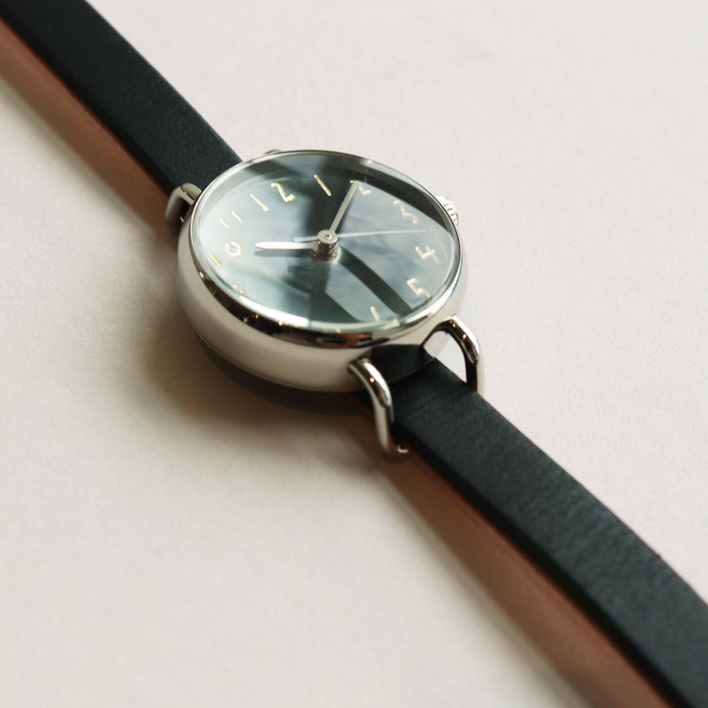 ＆Stories|金沢の時計職人が手掛けた　夜空に見惚れる腕時計〈黒鍵色〉[時計：日本製]