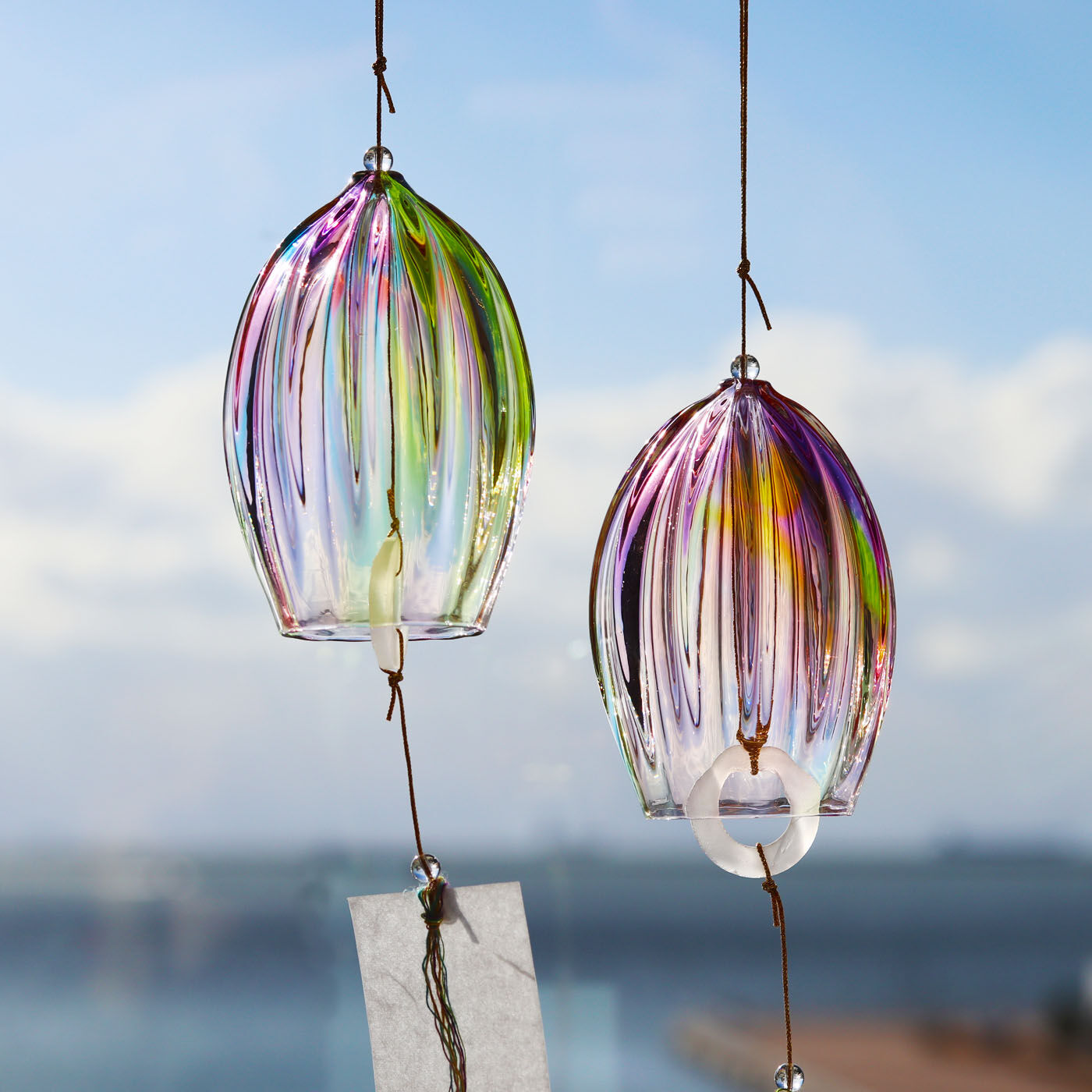 ＆Stories|小田原のガラス職人が作った　オーロラが溶け込んだ宙吹き風鈴|オーロラを溶かしたような色合いの風鈴は、神奈川県小田原市のガラス工房〈glass calico〉のオリジナルアイテム。