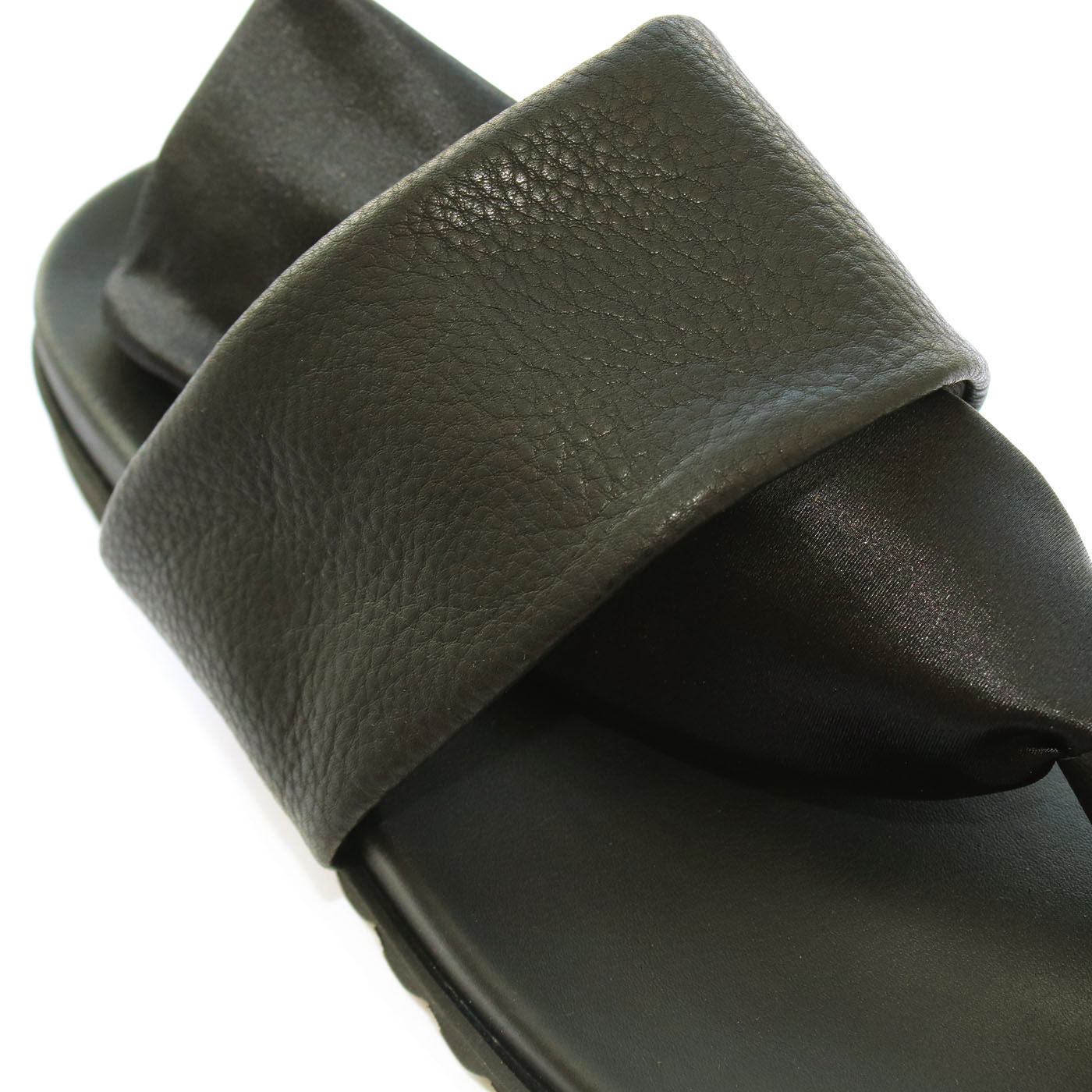 ＆Stories|靴デザイナーの理想で仕上げた 職人本革のメンズトングシューズ〈ブラック〉