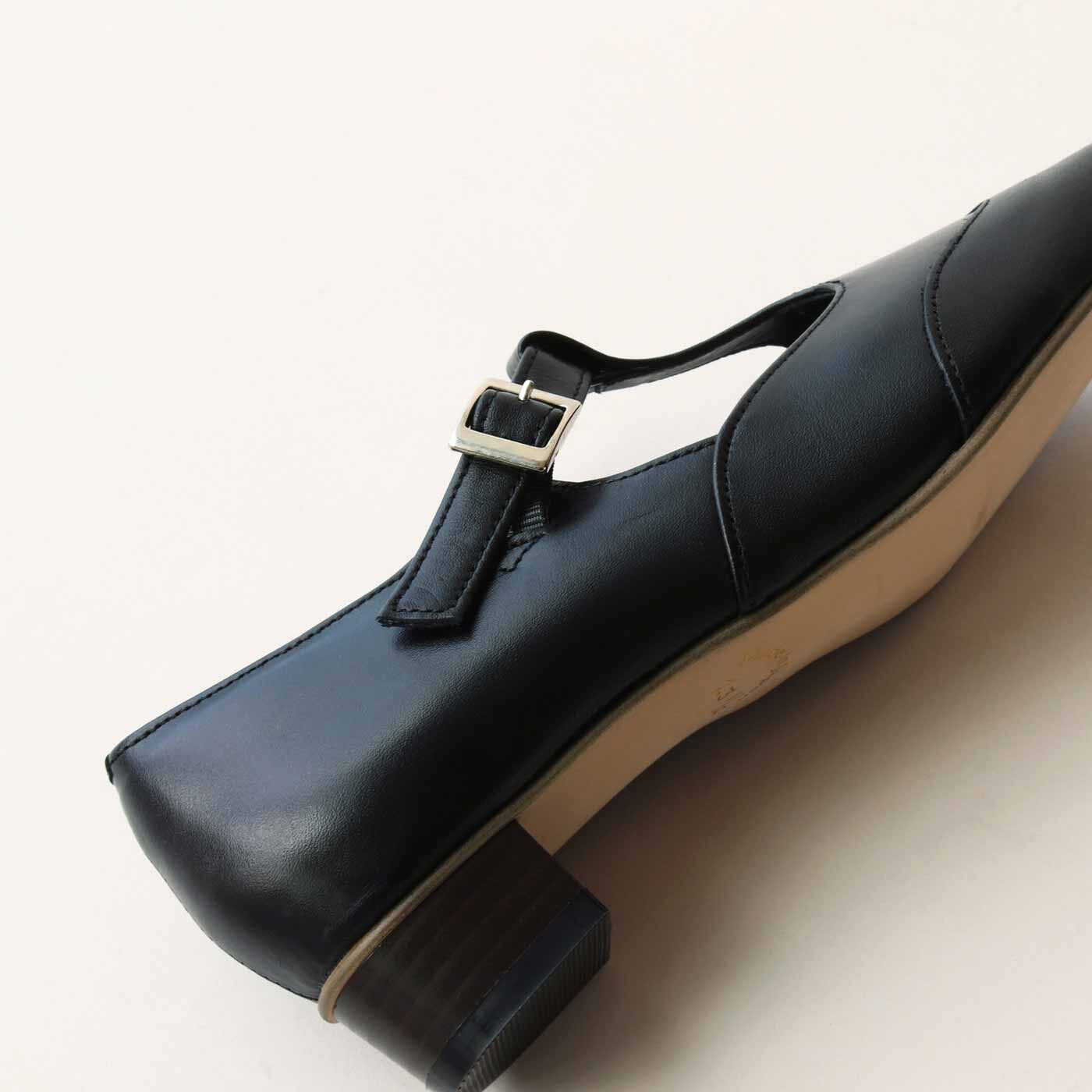 ＆Stories|靴デザイナーが欲しかった 職人本革のライトステップシューズ〈ブラック〉|履きやすく脱ぎやすいゴム付きのストラップは調節可能。