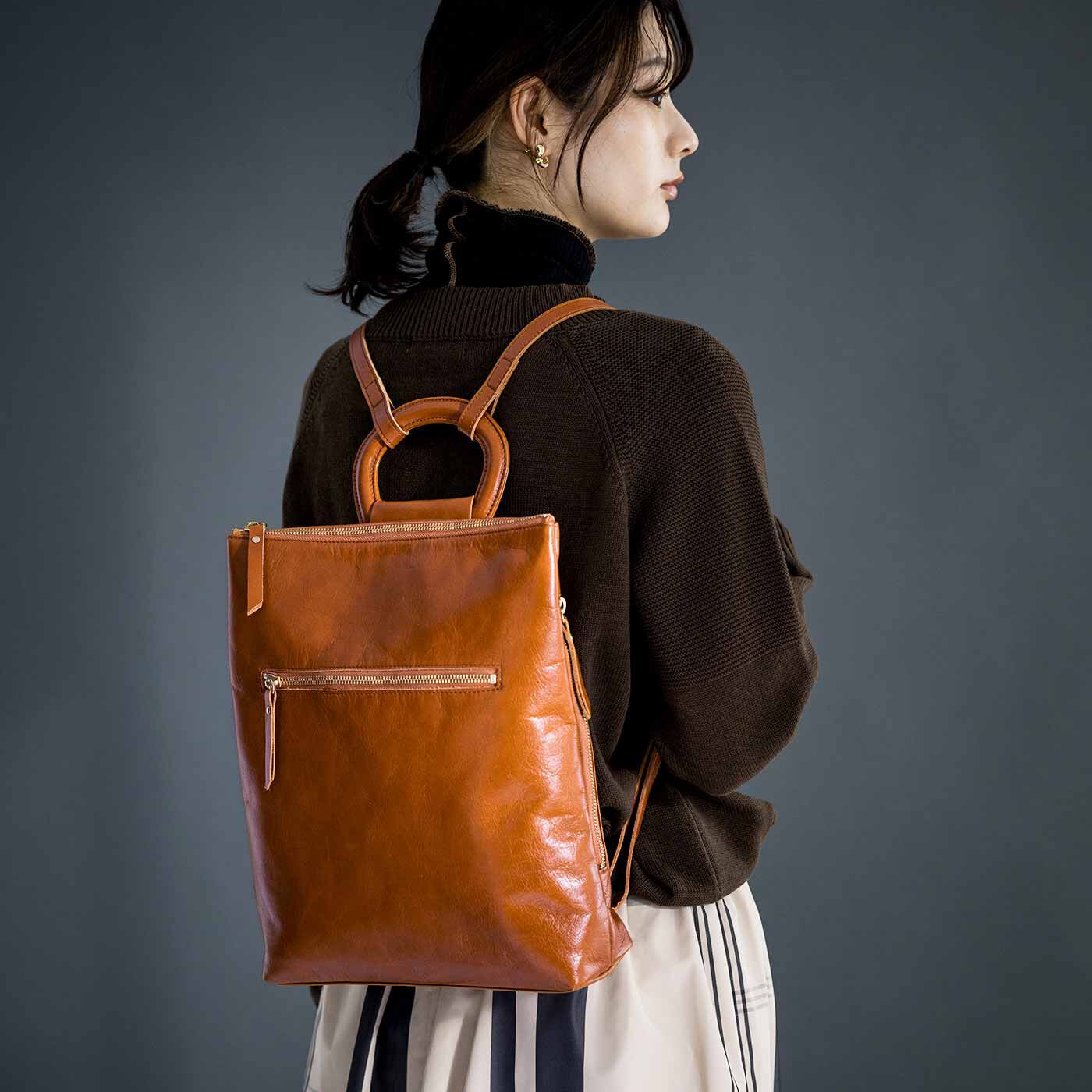 ＆Stories|鞄デザイナーとプランナーＭＯＥが作った　職人本革プーエペリュック〈キャメル〉|鞄デザイナーの小林弓子さんが提案してくれた、背負った姿が品よく決まる本革のリュック。