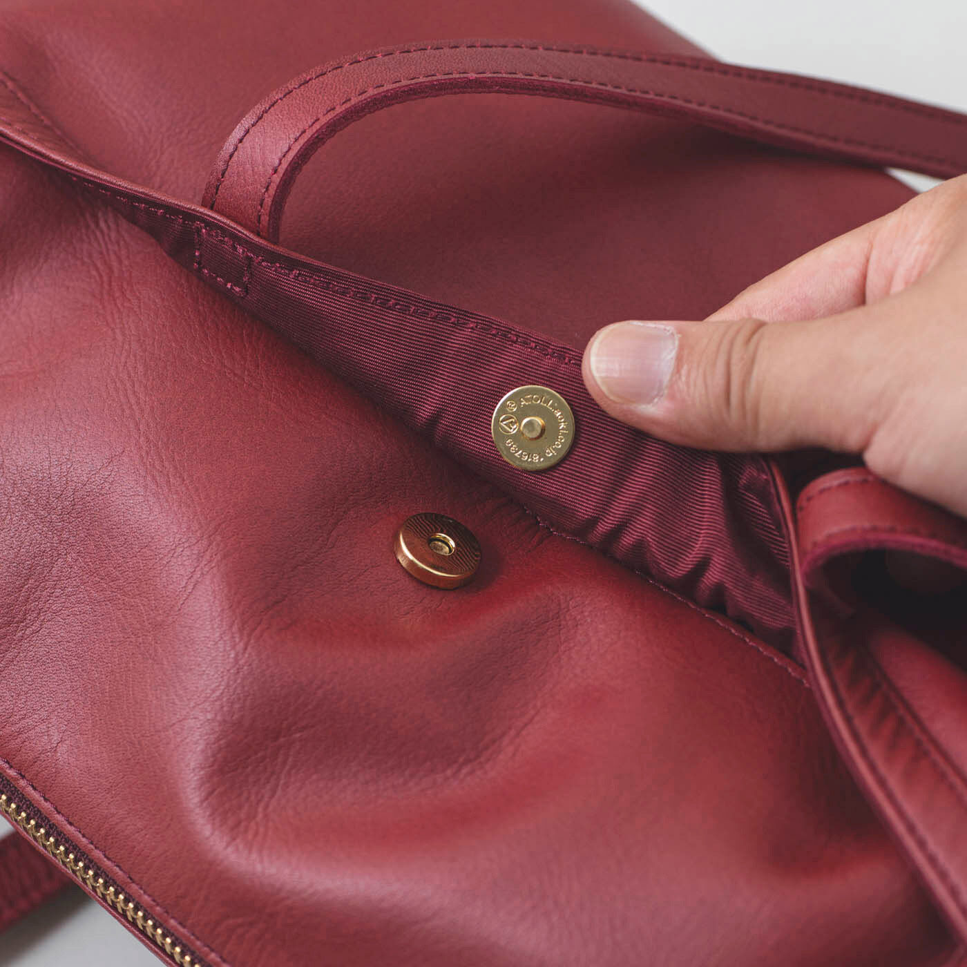 ＆Stories|鞄デザイナーと作った 職人本革のグレイスフルボストン〈ガーネットレッド〉|外ポケットにはマグネットホック付き。