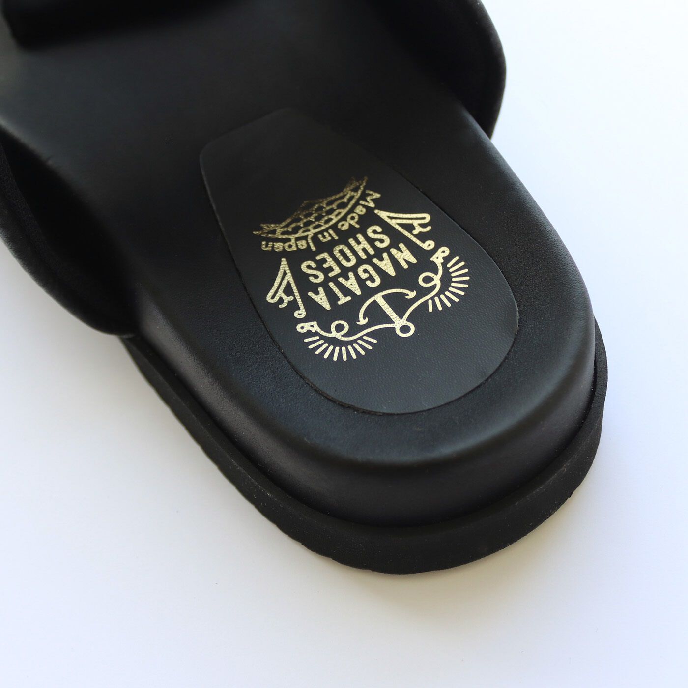 ＆Stories|靴デザイナーの理想で仕上げた 職人本革のメンズトングシューズ〈ブラック〉|かかとにもかわいいロゴプリント。