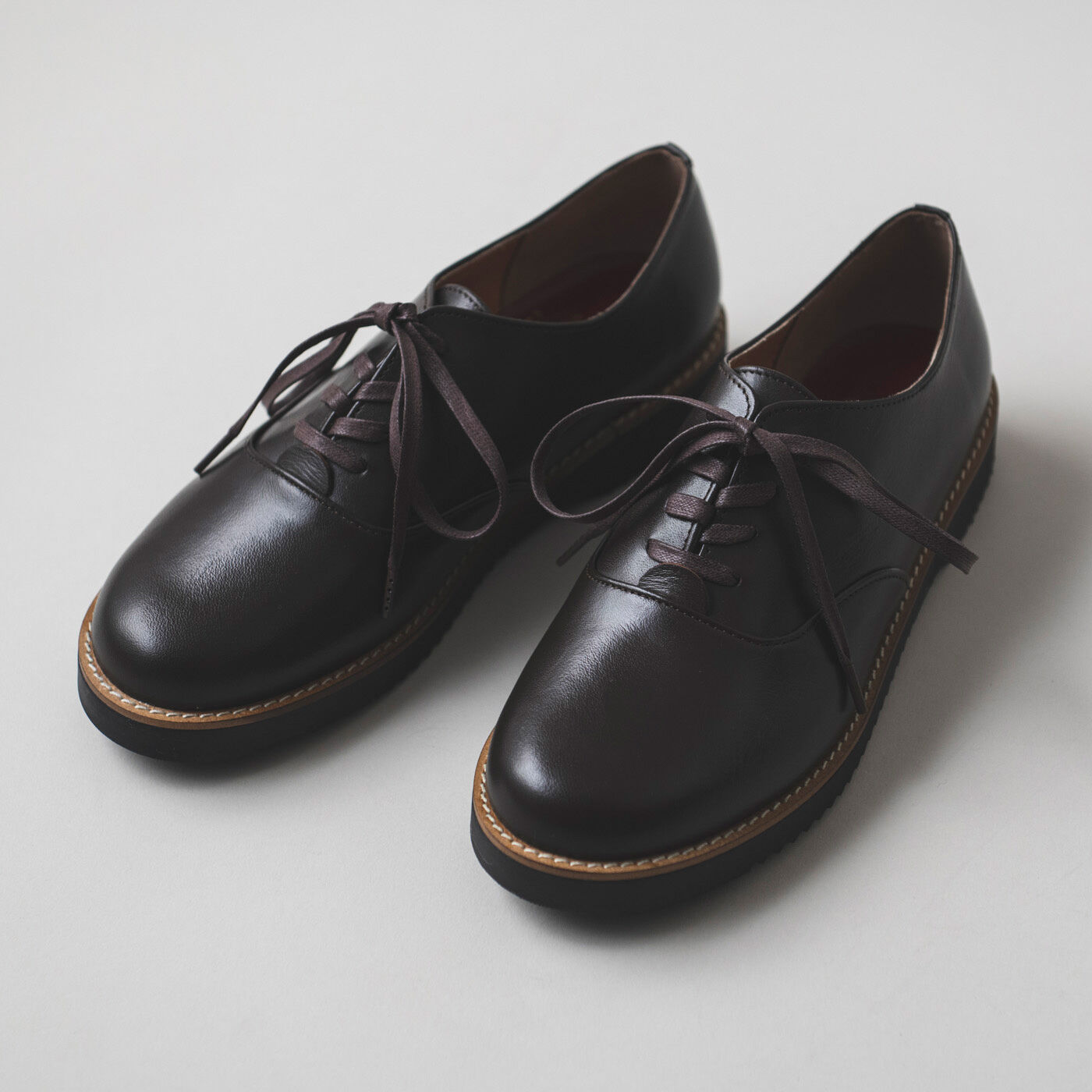 ＆Stories|長田の靴職人が作った 職人本革のポストマンシューズ〈ダークブラウン〉|今回登場する3代目モデルは、シックなダークブラウンに、ブラックの靴底をセレクト。