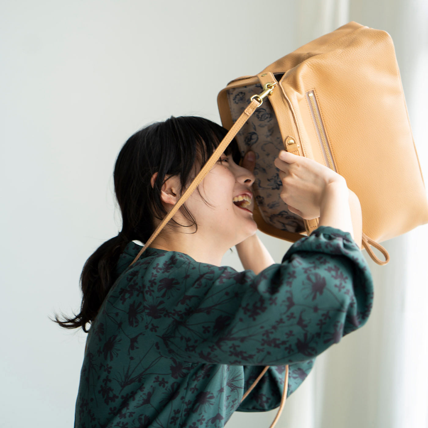 プランナー山猫が作った 職人本革のミドルダレス〈ミルクティーベージュ〉