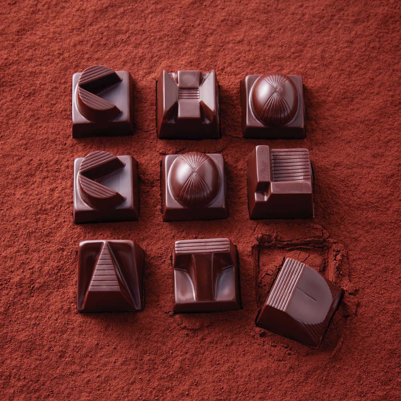 幸福のチョコレート|【幸福のチョコレート特別便　50%OFF ¥2,158（税込み）】ショコラティエM　フェリシモ　チョコレート ミュージアム ロゴチョコ|宝石をイメージしたロゴを立体化した美しいチョコは、ショコラティエＭさんに作ってもらった、プラリネチョコレート。セサミテイストのプラリネに、ポッピングシュガーがアクセント。