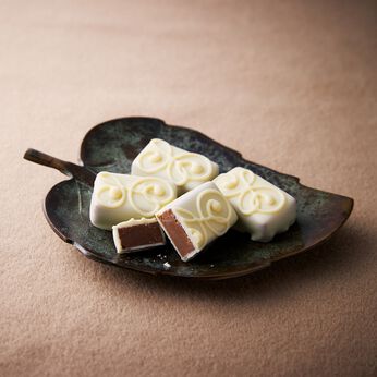幸福のチョコレート | アーティーチョコレートホワイトプラリネボックス