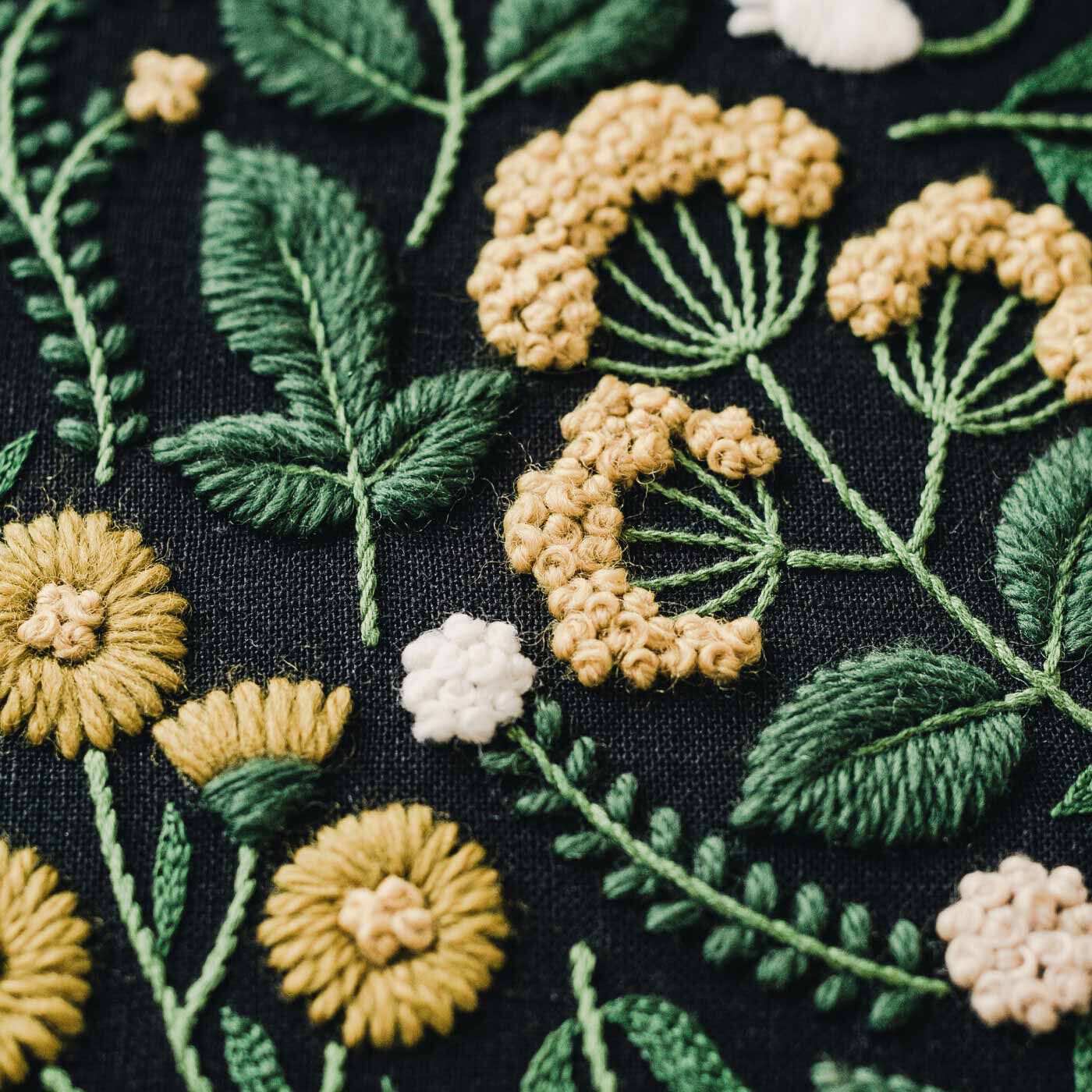 Couturier special|樋口愉美子さん　ウールステッチの花キット（黄色い野花）|ウール糸の立体感と25番糸の繊細さを織り交ぜます。
