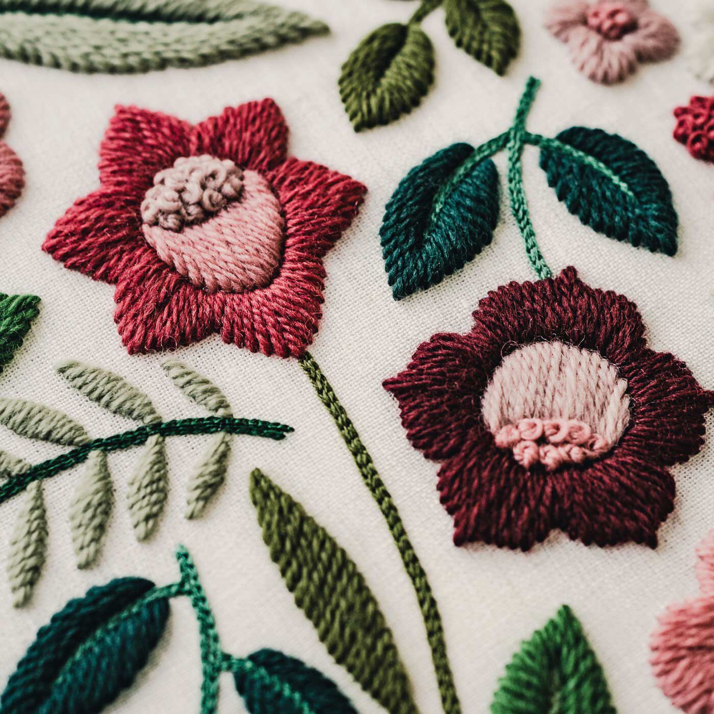 Couturier special|樋口愉美子さん　ウールステッチの花キット（ピンクの園）|ウール糸の立体感と25番糸の繊細さを織り交ぜます。