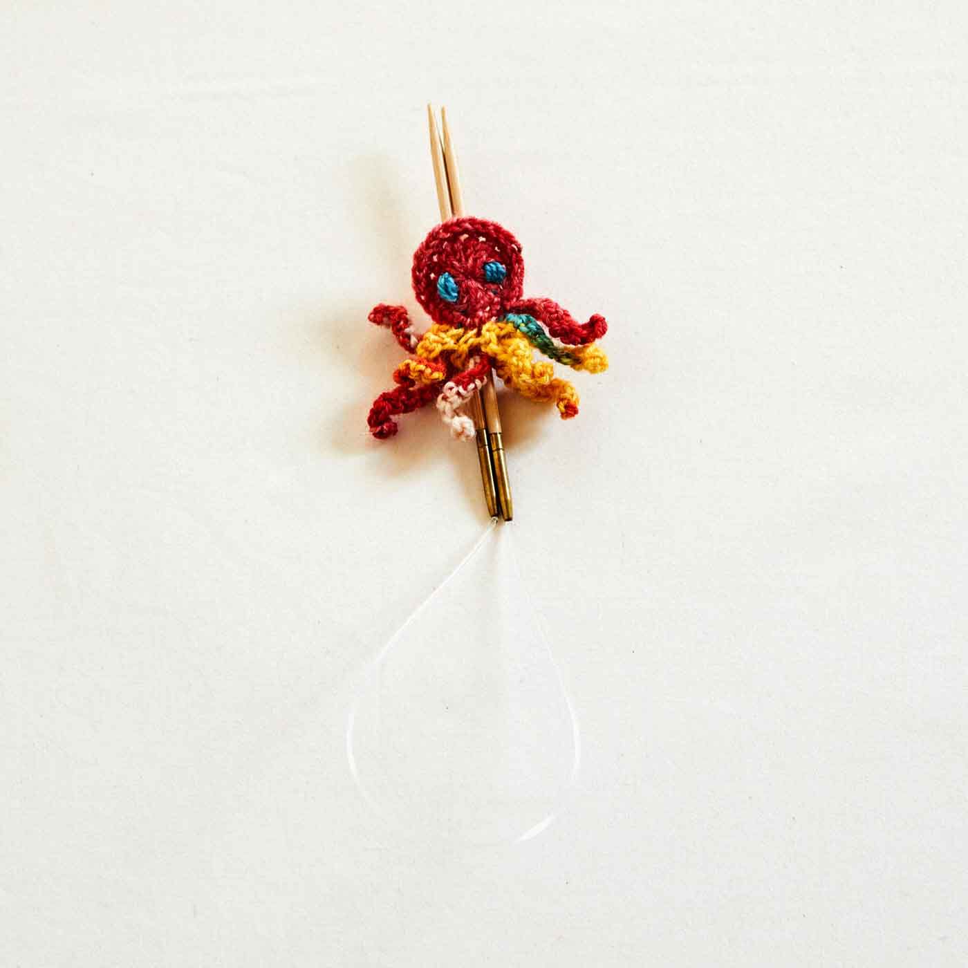 Couturier special|タコちゃん付き輪針（3ｍｍ）|気仙沼のお母さんが手編みした、針ホルダーにもなる「ちびタコちゃん」付き。