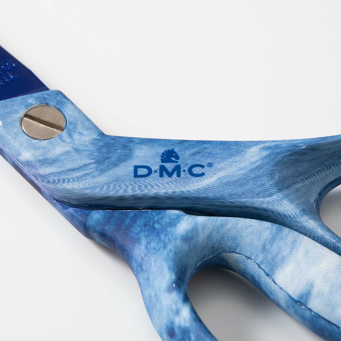 Couturier special|DMC　ロゴ入り糸切りバサミと裁ちバサミのセット|ブルーのマーブル模様。※模様にはむらがあります。また、波やしわのような模様がみられますがデザインの一部です。