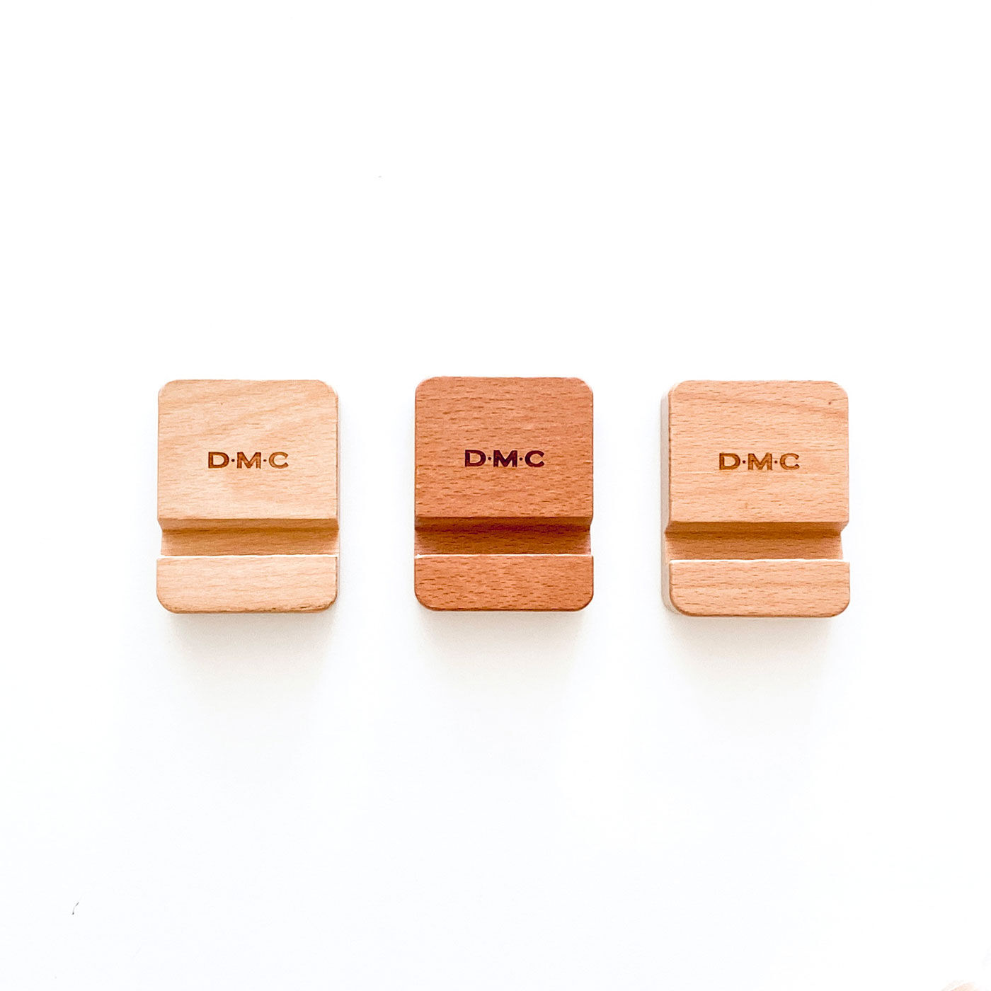 Couturier special|ＤＭＣ 木製刺しゅう枠スタンド|天然木のため、木目や色の出方に差が出る場合があります。またカケやキズがある場合があります。