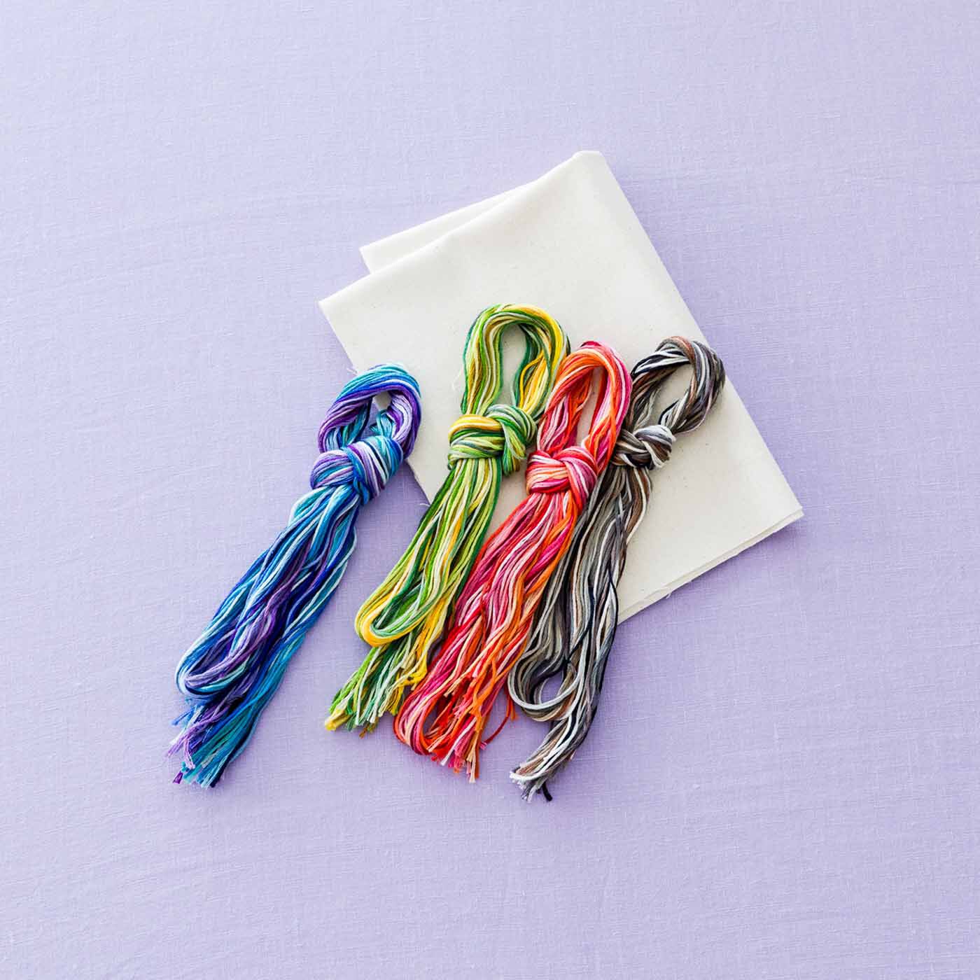Couturier special|100色の刺しゅう糸と生成りのコットンクロスセット|お届けセットの一式です。