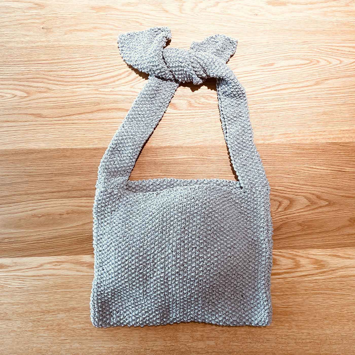 Couturier special|ＤＭＣ　エコバルバンテで編む　かのこ編み肩かけバッグキット|3.グレーの作品例です。