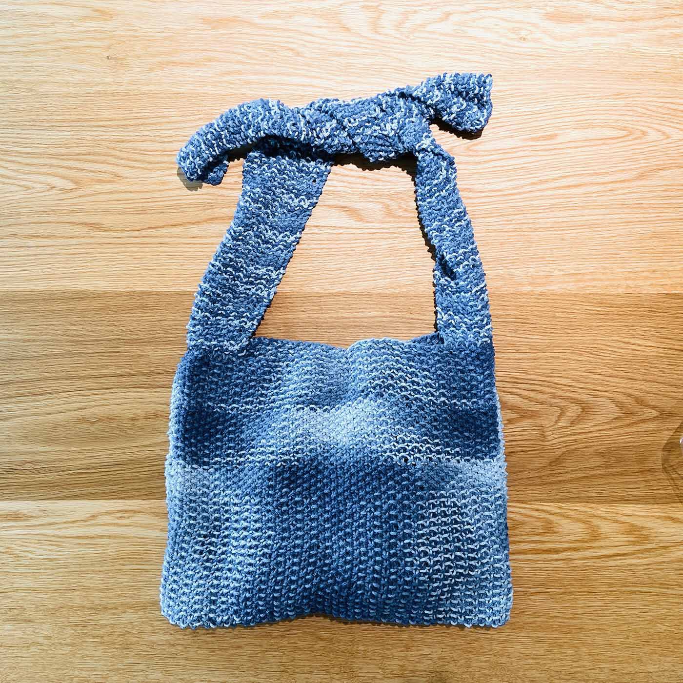 Couturier special|ＤＭＣ　エコバルバンテで編む　かのこ編み肩かけバッグキット|2.段染めブルーの作品例です。