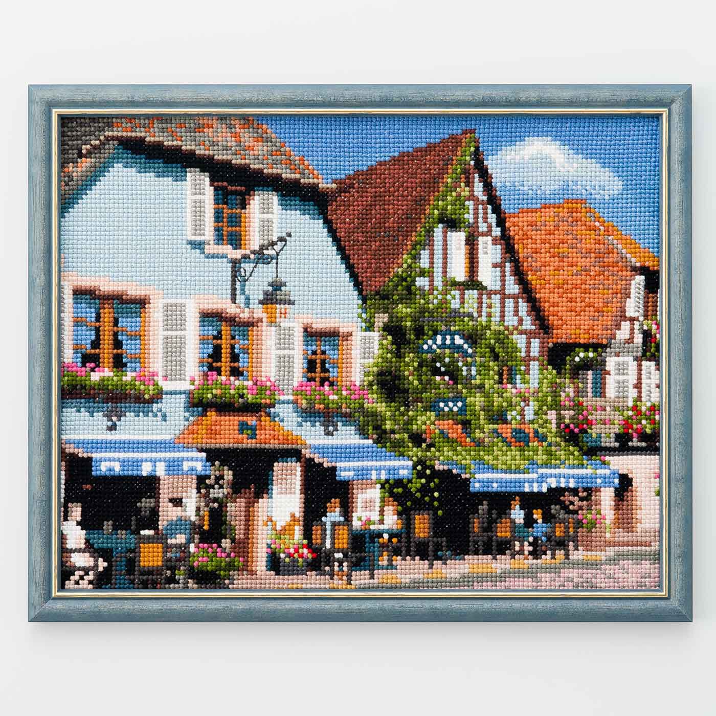 Couturier special|絵本のように美しい　フランスの風景　アルザス地方のカフェクロスステッチキット|フレームはセットに含まれません。こちらの写真では、別売りのフレームを使用しています。