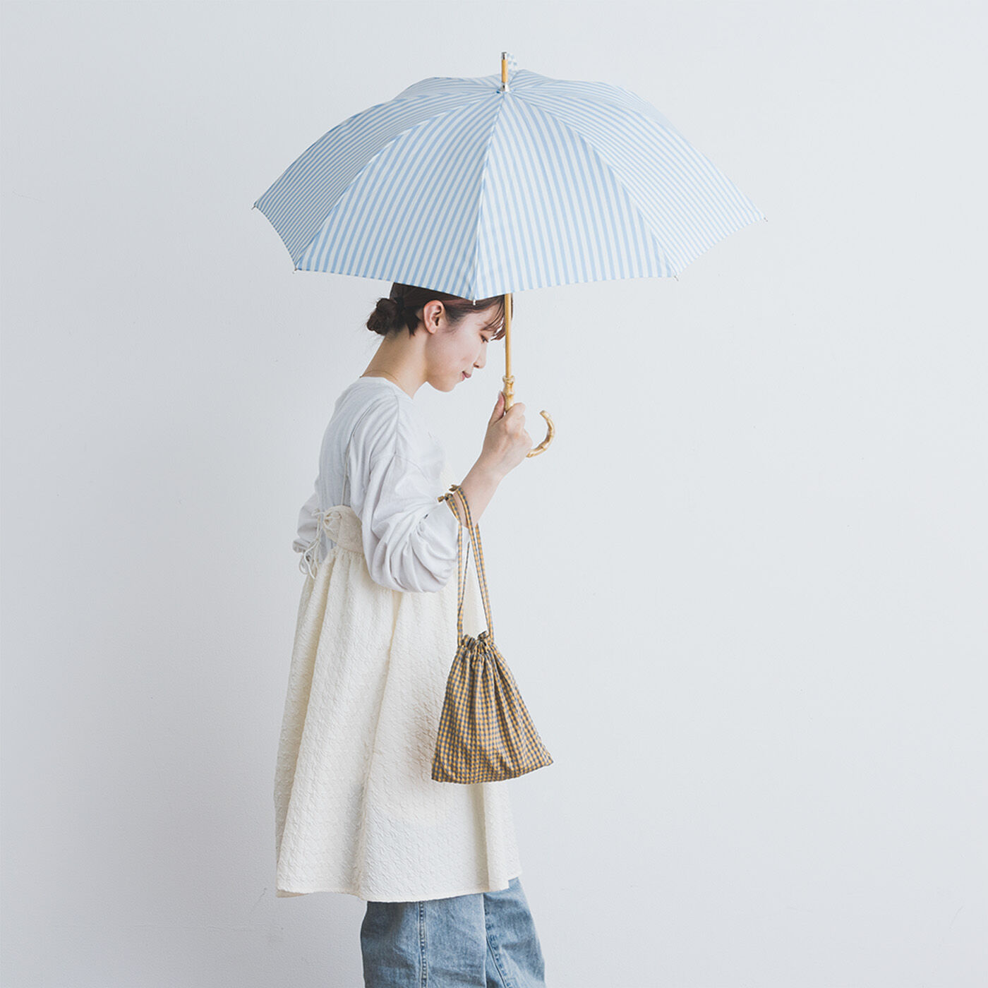 SeeMONO[シーモノ］|涼しい顔でＵＶ対策　ストライプの晴雨兼用傘〈ＳＡＸ　ＢＬＵＥ〉|竹材のシャフトで軽いのも魅力。ストライプがさわやかで涼し気。