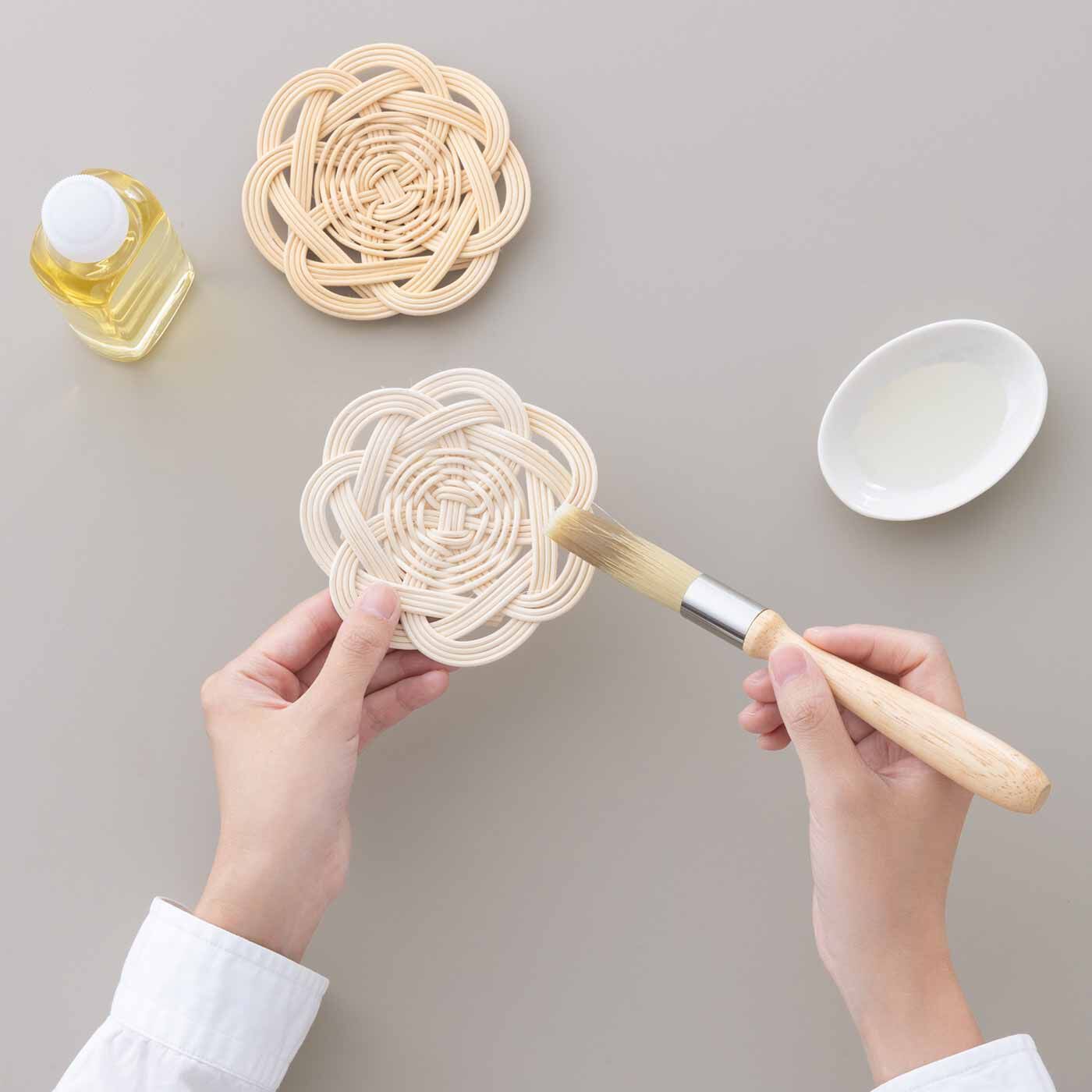 SeeMONO|堀川 波さんに教わる 籐編みの小皿＆コースターキットの会|オイルを塗ります。もちろん素のままで楽しむのもよし。