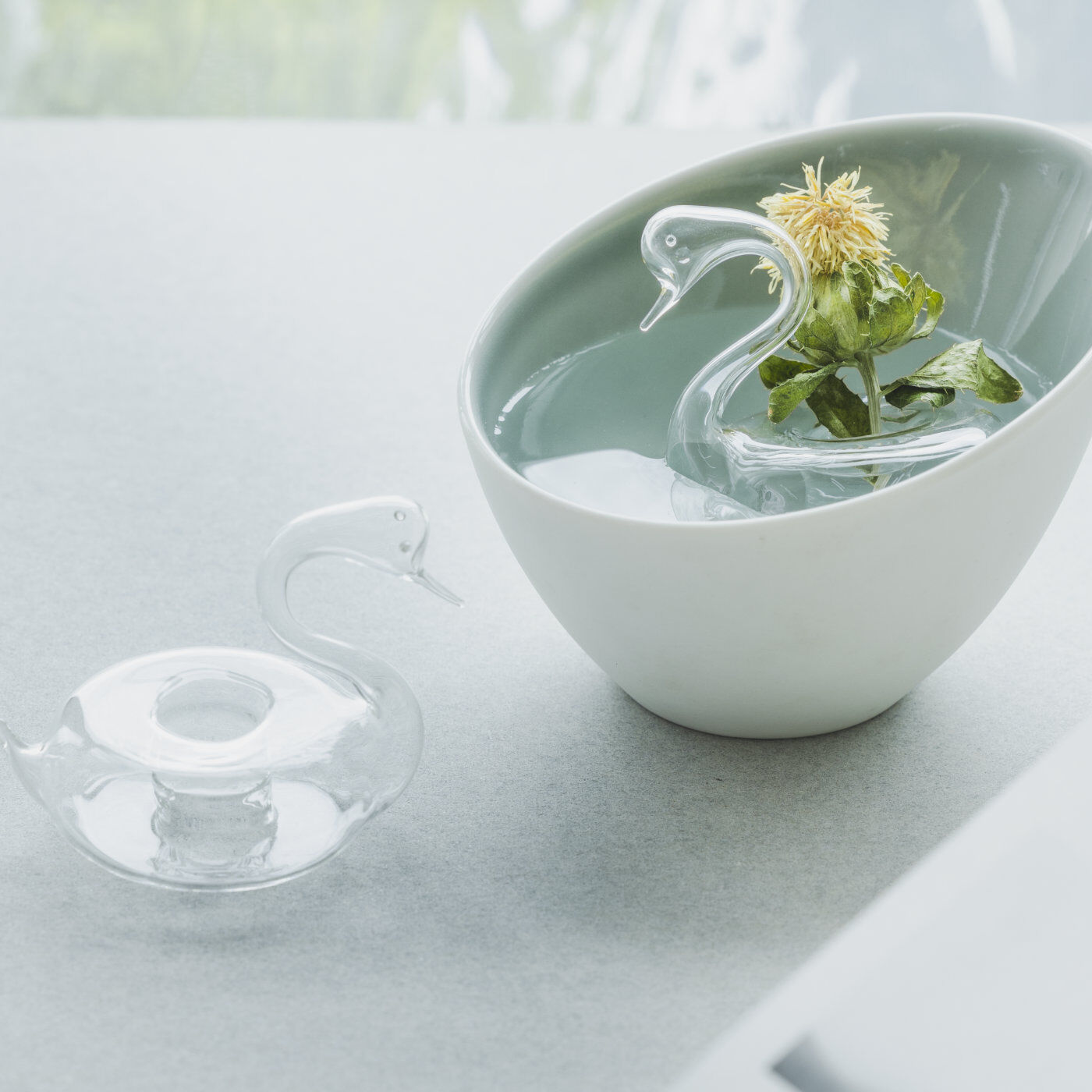SeeMONO|職人手作りのガラス細工　水面に浮かべるスワン２個セット|水面をぷかぷか浮かぶ二羽のスワンが優雅。背中の穴にお花を挿すことができます。
