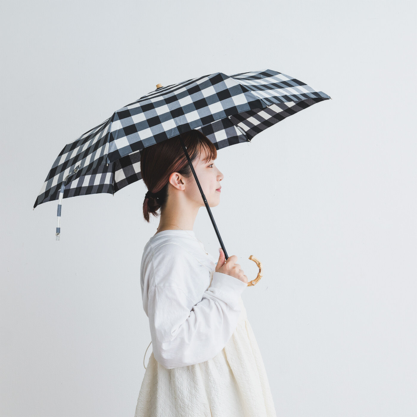 SeeMONO|コーディネイトも楽しくＵＶ対策　ギンガムチェックの晴雨兼用折り畳み傘〈ＢＬＡＣＫ〉|ブラックのギンガムチェックがどんな装いにもマッチ。
