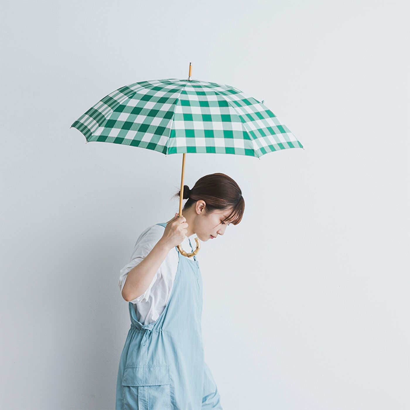 SeeMONO|コーディネイトも楽しくＵＶ対策　ギンガムチェックの晴雨兼用傘〈ＧＲＥＥＮ〉|竹材のシャフトで軽いのも魅力。元気なギンガムチェック柄で明るい印象に。
