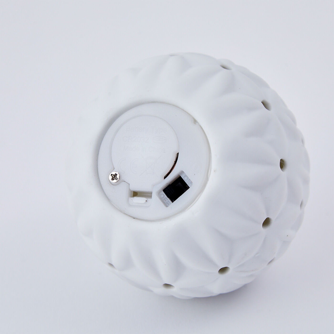 SeeMONO|お部屋を光でデコレーション　陶器の質感が上品なＬＥＤライトのオーナメント３個セット|スイッチは底面に。電池交換もここからできます。