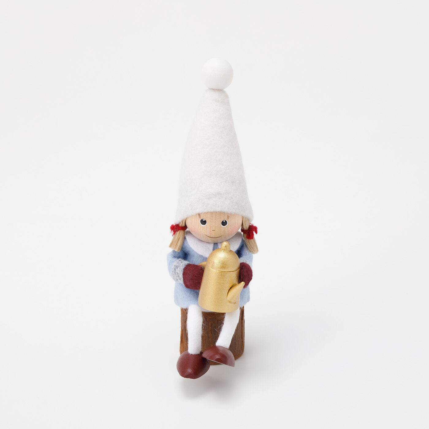 SeeMONO|ヨーロッパの職人が手作りした北欧の妖精〈ポットを持った女の子　星に願いを〉／ノルディカニッセ|※丸太台は別売りです。