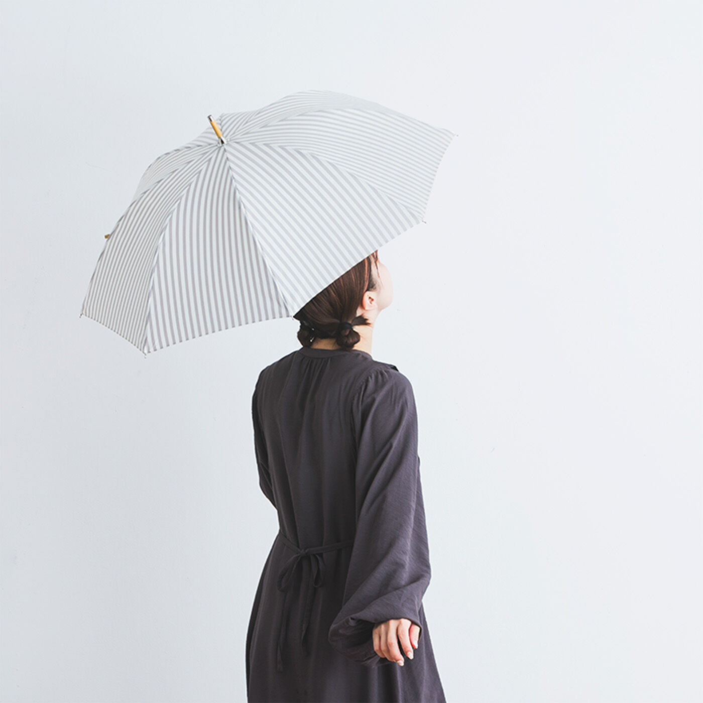 SeeMONO|涼しい顔でＵＶ対策　ストライプの晴雨兼用傘〈ＧＲＡＹ〉|竹材のシャフトで軽いのも魅力。ストライプがさわやかで涼し気。