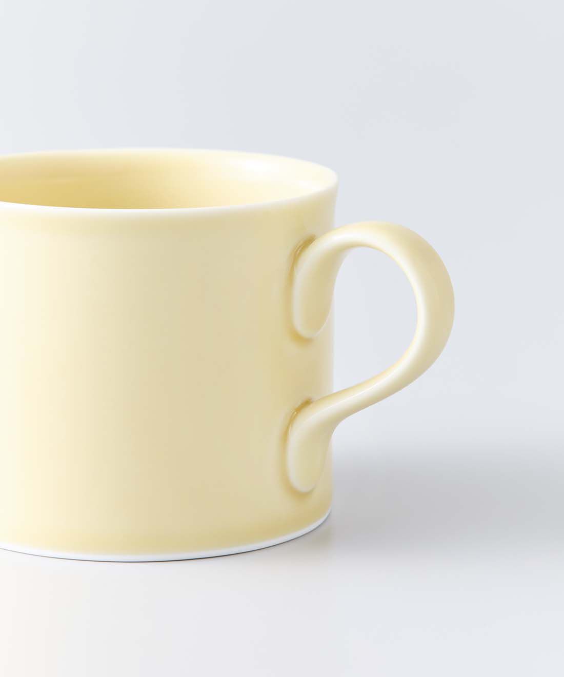 SeeMONO|たっぷりサイズで暮らしの相棒に　有田焼のマグカップ〈ＹＥＬＬＯＷ〉|ハンドメイドのため、色むらが見られる場合があります。