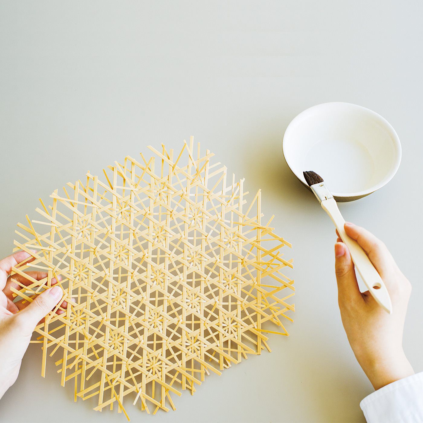 SeeMONO|日本の伝統工芸にふれる　竹細工のインテリアフレームキットの会|2.組みあがったら、水で溶いた木工用接着剤を塗って仮留めします。
