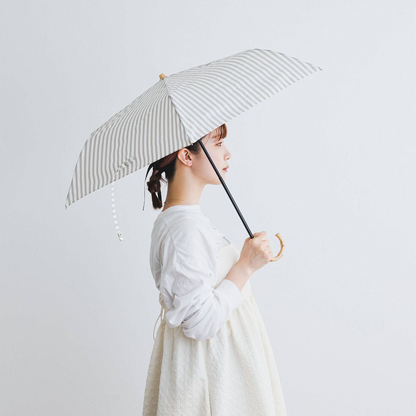 SeeMONO|涼しい顔でＵＶ対策　ストライプの晴雨兼用折り畳み傘〈ＧＲＡＹ〉|グレーのストライプがやさしげな印象。