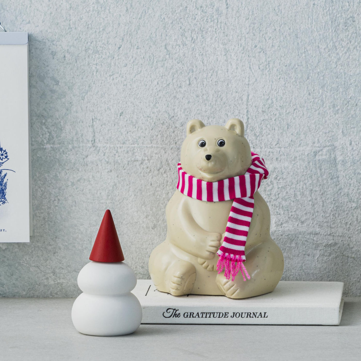 SeeMONO|数量限定生産 ピンクいろのマフラーを巻いたフィンランド生まれシロクマ貯金箱２０２４|2024年の限定マフラーはピンク色！
