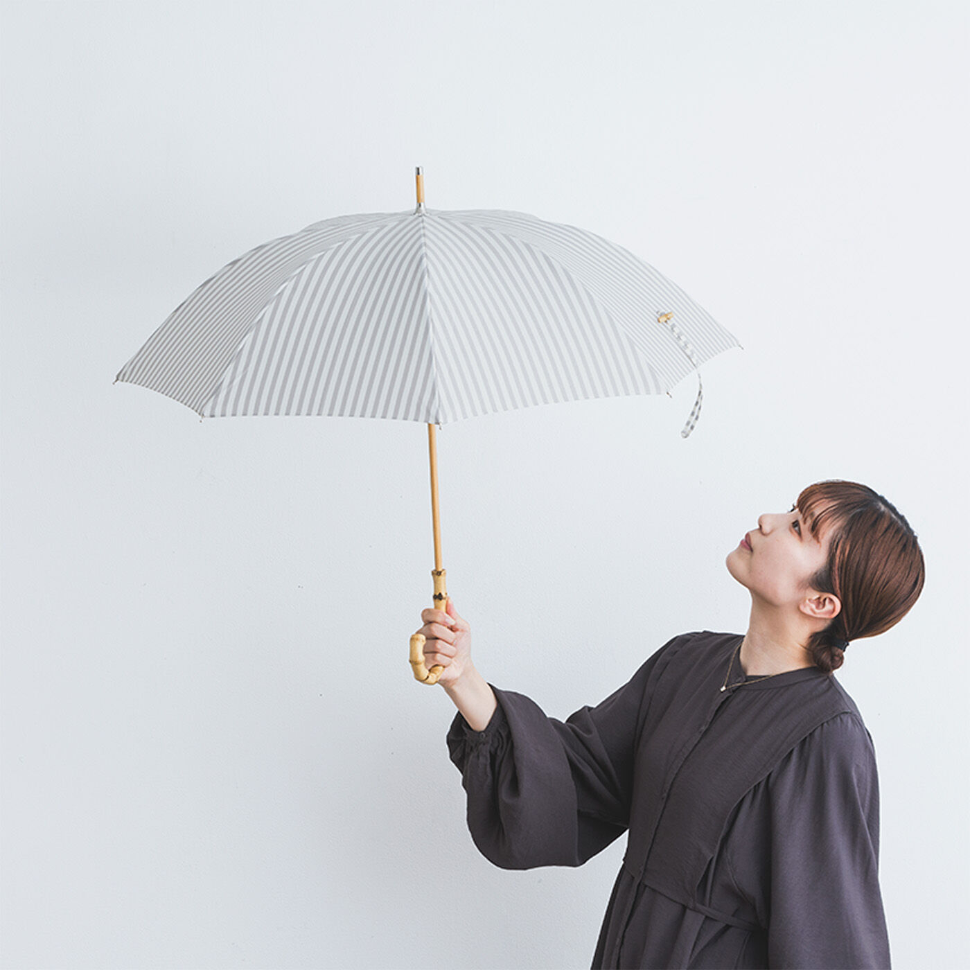 SeeMONO|涼しい顔でＵＶ対策　ストライプの晴雨兼用傘〈ＧＲＡＹ〉