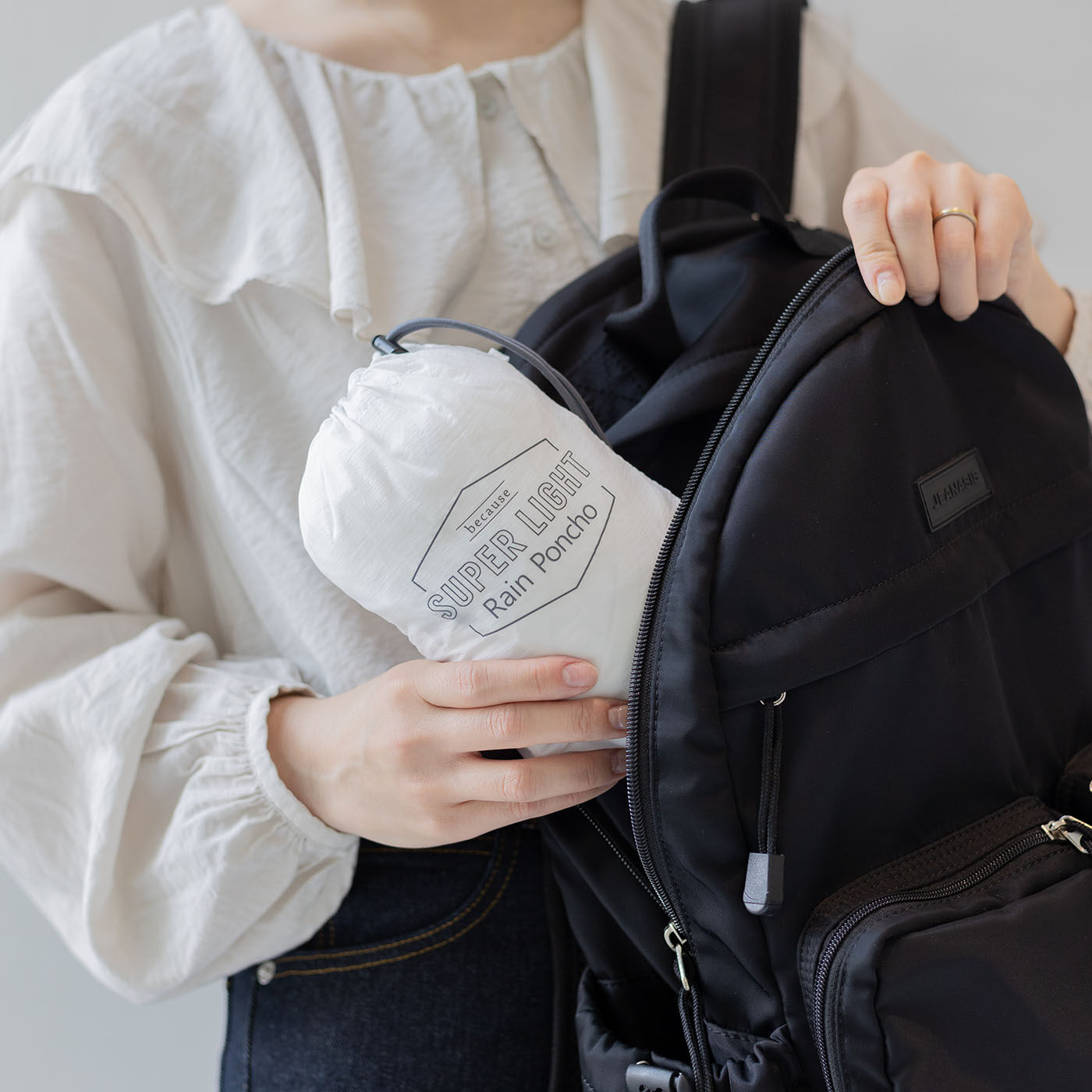 天気の変わりやすい季節に　コンパクトに持ち運べるレインポンチョ〈ＷＨＩＴＥ〉|アウトドアシーンの持ち運びにも便利な防水生地のバッグ付き。