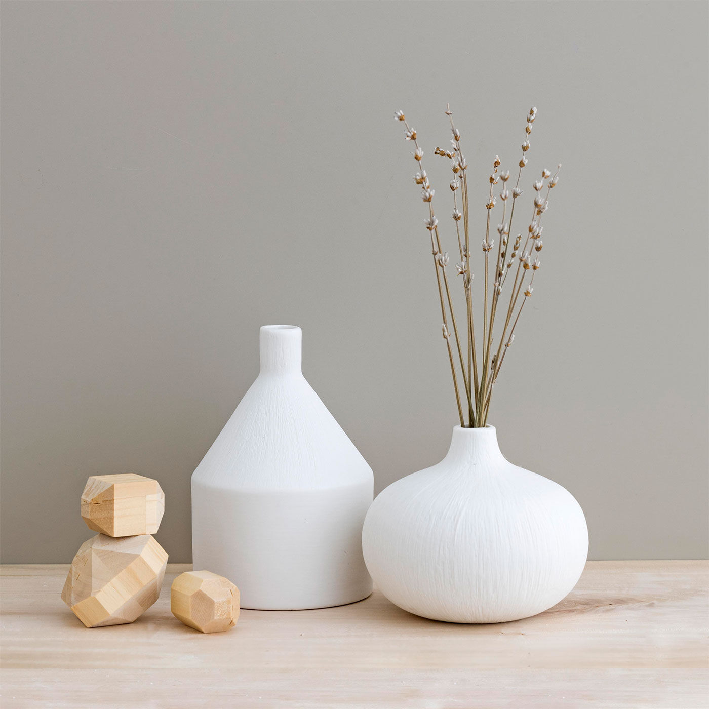 SeeMONO[シーモノ］|置くだけでやわらかい印象に　季節の植物を飾りたい磁器製のフラワーベース〈えんとつ〉|お届けは向かって左のフラワーベース