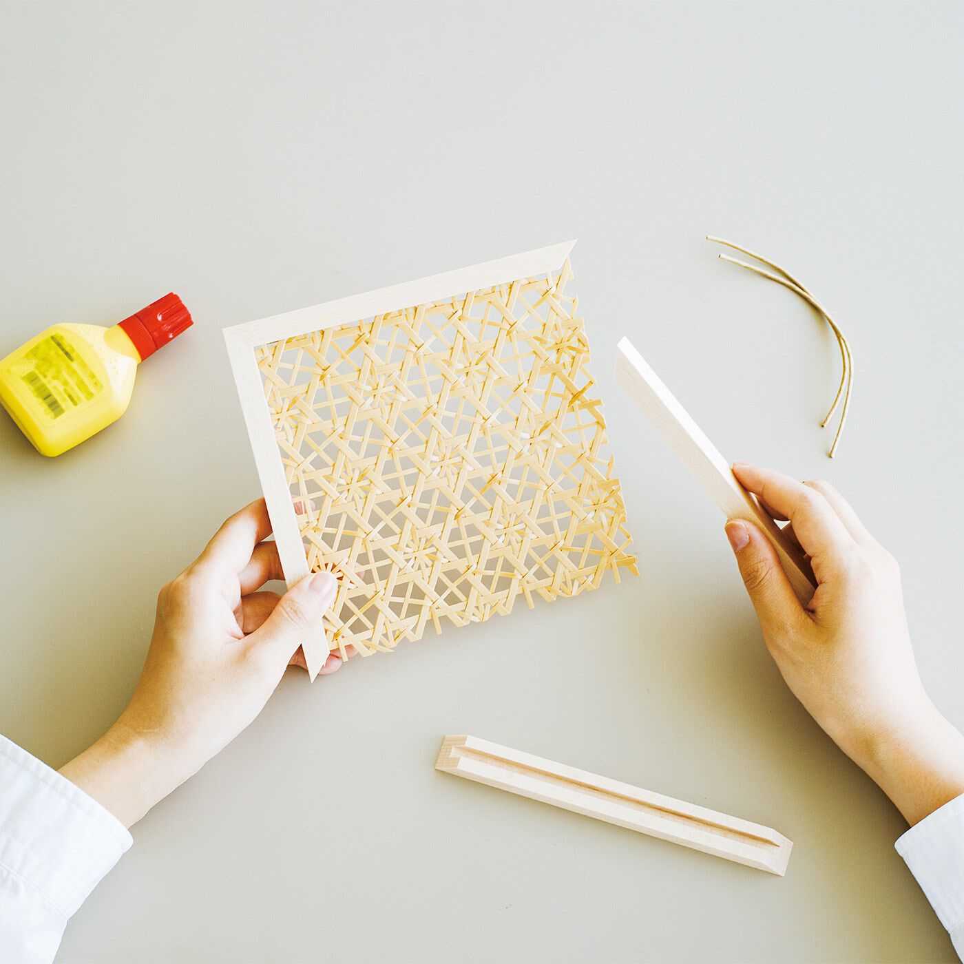 SeeMONO|日本の伝統工芸にふれる　竹細工のインテリアフレームキットの会|3.カットしたらフレームの中に収めて完成です。